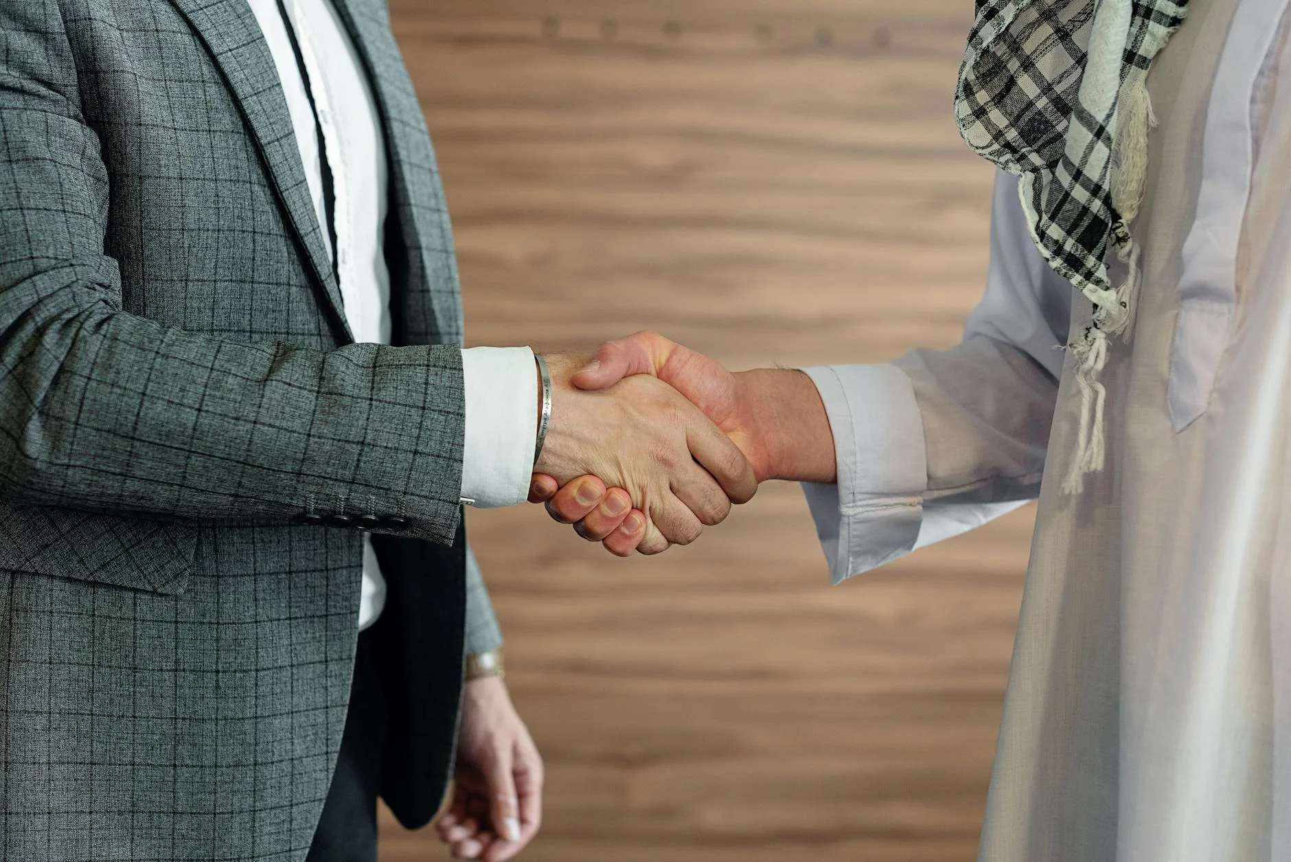 Håndtryk diskuteres i forhold til danske normer og arbejdspladskultur.