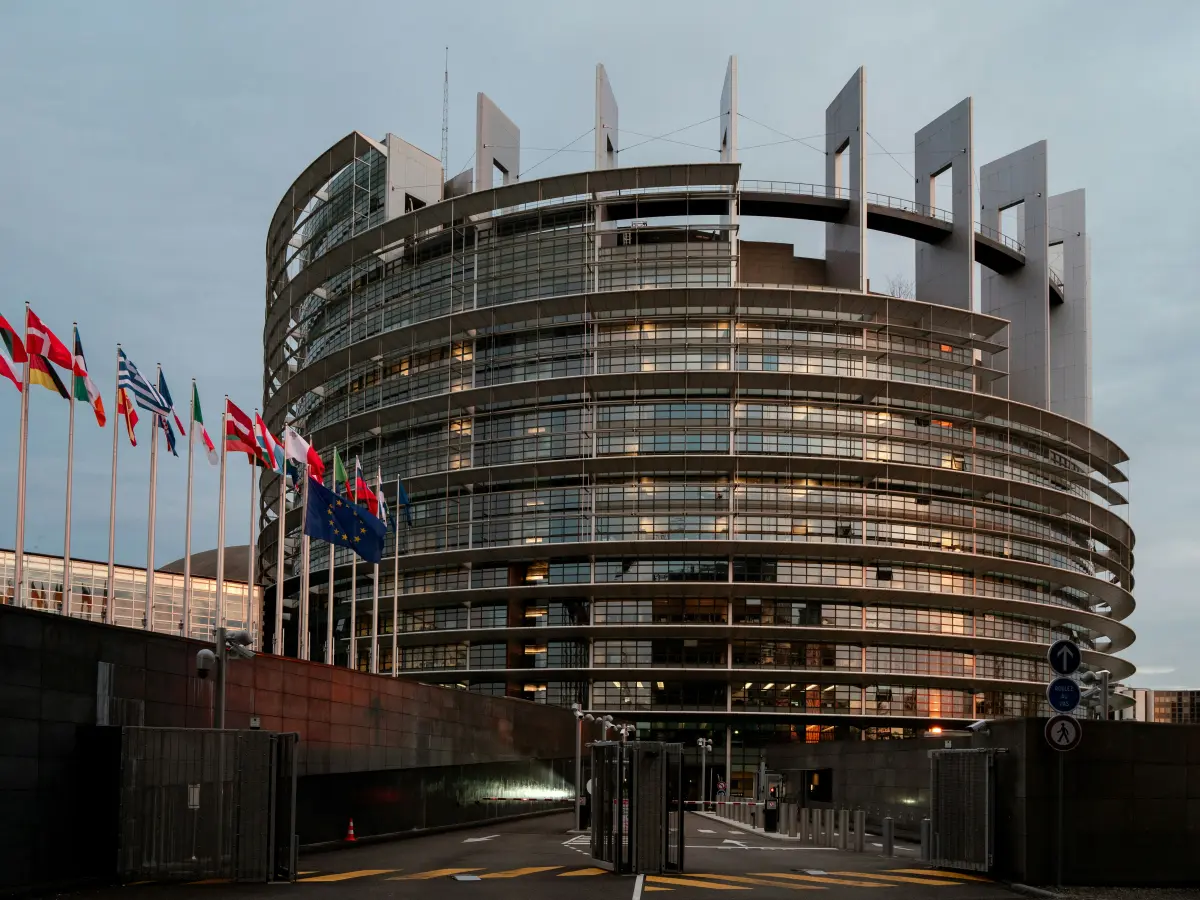 EU-flag foran en retsbygning som symbol på den nye lovgivning.
