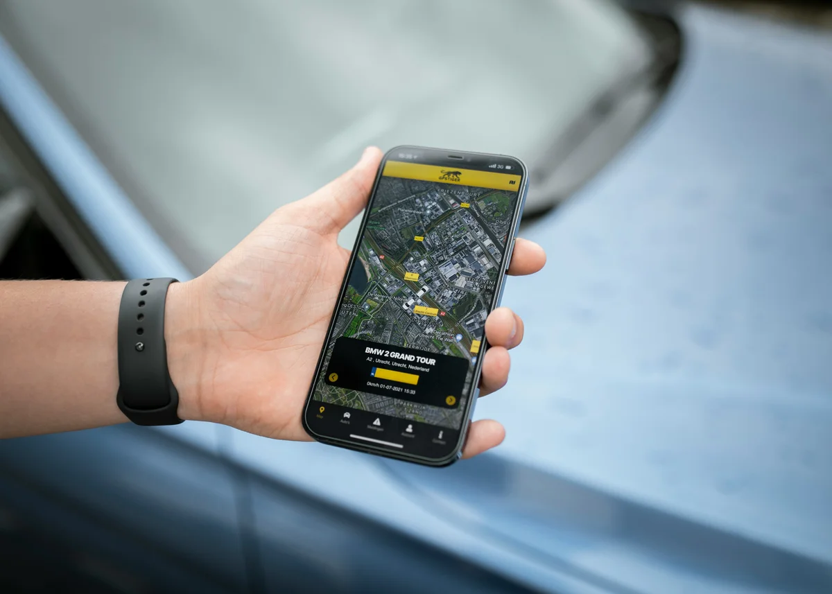 Firmabil med GPS-sporing parkeret foran virksomhedens indgang